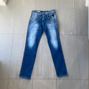 Sköna jeans i bra skick från replay i modellen Anbass, storlek 28/30.  Hör gärna av dig vid intresse!