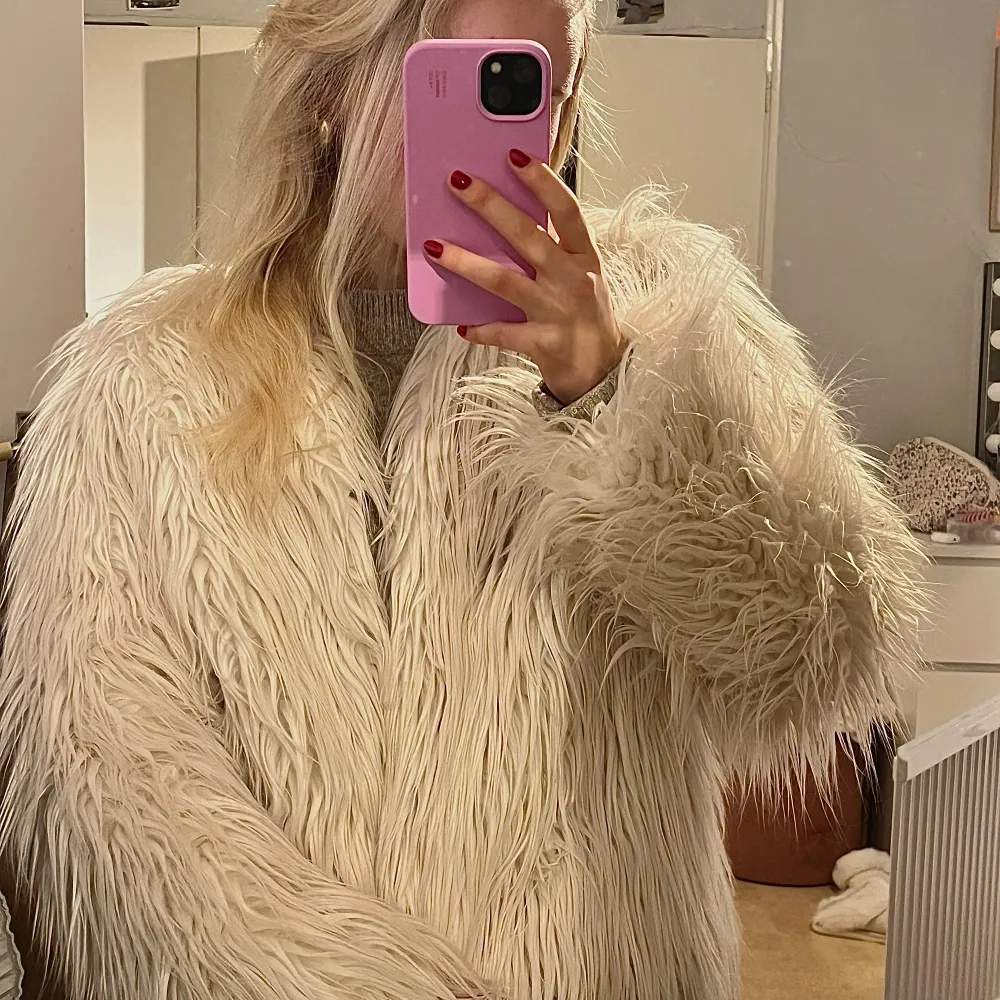 Säljer en supercool beige pälsjacka från Sisters Point. Den är fluffig och perfekt för att hålla sig varm och snygg under hösten och vintern. Jackan har långa ärmar och en stilren design som passar både till vardags och fest.. Jackor.