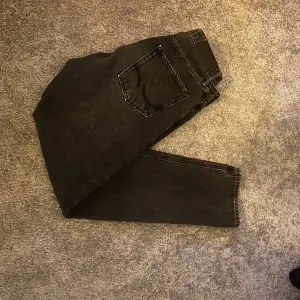 Säljer ett par svarta jeans från Jack & Jones i modellen Loose/Chris. Storlek 31/34 och skicket är 9/10