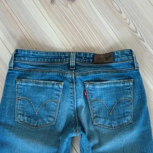 Blå Levi's 572 Bootcut Jeans - Säljer ett par snygga lågmidjade blå Levi's bootcut jeans. Mycket bra skick. Meddela gärna om du har några frågor🥰