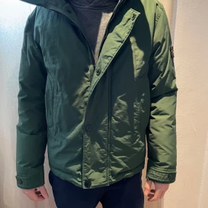 Grön dunjacka från Stone Island - Ja säljer nu min stone island jacka då den har blivit lite för liten, den är i grymt skick och passar om du är ca 155-160 lång. Nypris ligger runt ca 6000