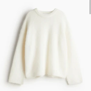 Träja mohair  - Säljer min mohair stuckade tröja från h&m. Helt oanvänd och prislappen kvar. Den är slut på hemsidan💖💖💖