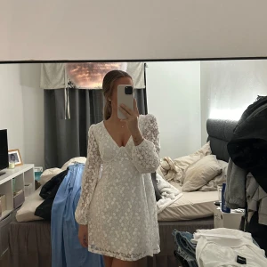 Studentklänning - Säljer denna fina studentklänning från Gina tricot då jag valde en annan och den här aldrig kom till användning.