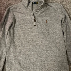 Grå tröja från Polo Ralph Lauren - Säljer en Ralph lauren half zip för att den inte används, inga defekter, ny pris ca 2295 kr