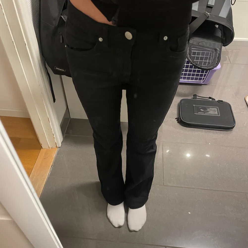 Svarta jeans från Kappahl storlek 158, säljer pågrund av att de börjar bli för korta för mig, nypris 349kr. Jeans & Byxor.