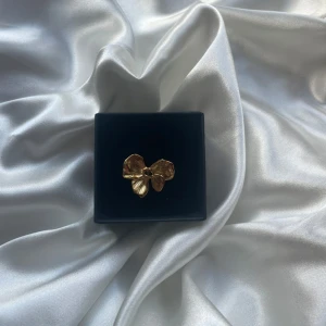 Theresa ring  - 45kr/st, gjord i rostfritt stål vilket innebär att den inte tappar färg eller gör fingrarna gröna samt går att justera så den passar alla fingrar  🫶🏼