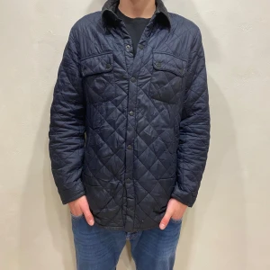Barbour Jacka - Hej! Säljer nu min Jacka från märket Barbour storlek M, bra skick modellen är 184cm och väger 70kg . Tveka inte på att höra av dig om du har frågor eller funderingar kring jackan!