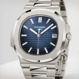 Säljer en elegant Patek klocka i mycket bra skick. Den har en stilren blå urtavla med datumvisning och ett robust armband i silverfärgat stål. Baksidan visar den intrikata mekanismen, perfekt för klockentusiaster. Passar både till vardag och fest!