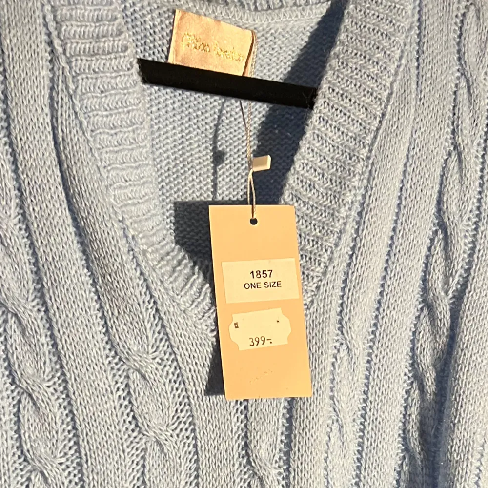 Säljer en superfin ljusblå stickad väst från Zara Knit. Den har ett snyggt flätmönster och är perfekt för lager-på-lager-stil. Västen är i nytt skick och passar till både vardag och fest. Perfekt för vår och sommar!. Neuleet.