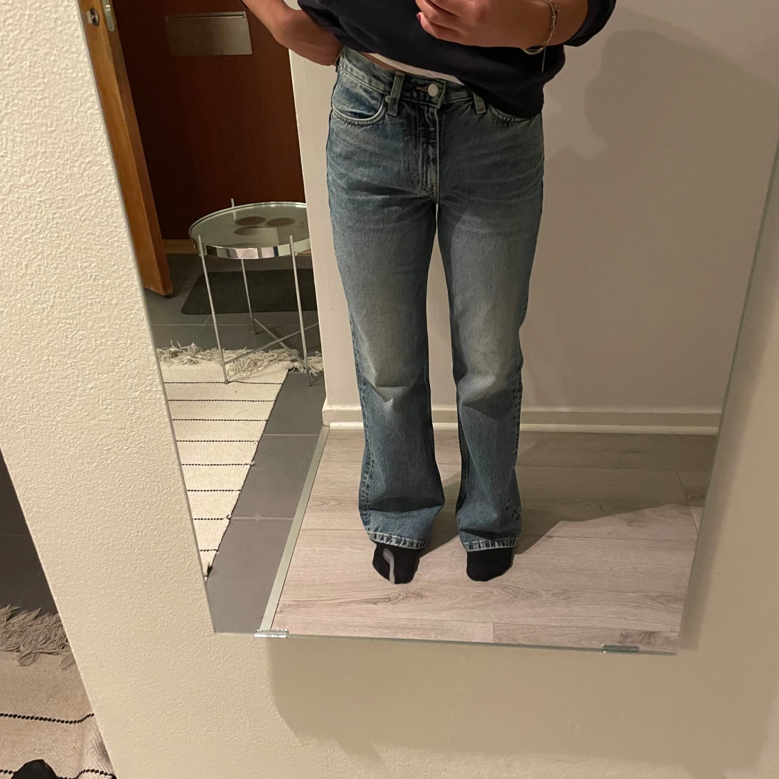 Blå bootcut jeans från Weekday