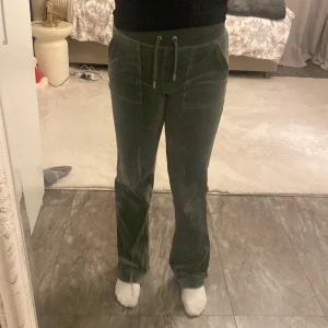 Gröna mjukisbyxor från Juicy Couture bekväma och kan användas dagligen. Har använt dom 4 gånger  - Säljer ett par gröna mjukisbyxor från Juicy Couture i storlek XXS. De är supermjuka och har en bekväm loose fit med snörning i midjan. Perfekta för mysiga dagar hemma eller en avslappnad dag ute. Byxorna har praktiska fickor både fram och bak.