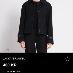 Svart jacka 'Brianna' - Säljer en svart jacka från lager 157 i modellen 'Brianna', jackan är väldigt efterfrågad och är slutsåld i nästa alla storlekar. Om du har några frågor är det bara att fråga på. Säljer en likadan i krämvit. 