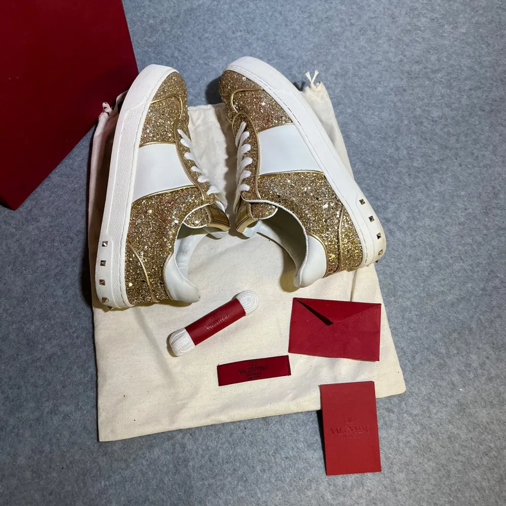 Valentino Flycrew Limited Edition Sneakers | Guldig färg som livar upp vilken outfit som helst | Vädligt snygga | Nyrpris ca 6000 kr | Vädligt bra skick, alla nitar kvar!! | Storlek 36 | Allt ingår | Vid mer frågor eller funderingar kontakta privat ✔️. Skor.