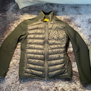 Pjs Cardigan - Helt ny cardigan från PJS, nypris ligger på 4500kr, mitt pris endast  2199. Storlek M inga hål eller defekter. Pris går att diskutera vid snabb affär‼️🤗