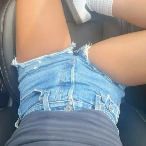 Blå jeansshorts från Levi's - Säljer ett par snygga blå jeansshorts från Levi's i storlek dam w24 (xs) . Perfekta för sommardagar och de är så sköna!!! 