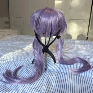 Lila peruk - Fin lila peruk, köpt second hand. Lite trasslig men kan absolut borstas ut. Hårbanden ingår ej<3