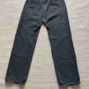 Svarta jeans från Levi's - Säljer ett par svarta Levi's jeans 50s straight med sorlek 36/32!  De har en klassisk straight fit och är tillverkade i slitstarkt denim. Perfekta för både vardag och fest! 