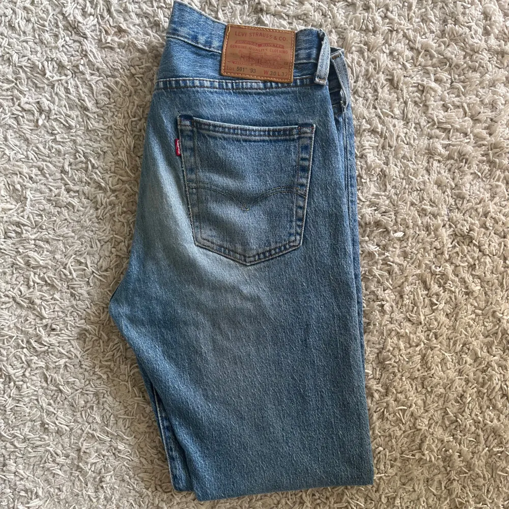 Säljer ett par riktigt snygga och ovanliga levis 501 jeans i en sjukt snygg wash. Väldigt fint skick, som helt nya. Nypris 1300kr. Skriv vid frågor!. Jeans & Byxor.