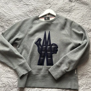 Grå moncler tröja Strlk M - Säljer en snygg grå sweatshirt från Moncler med en cool quiltad detalj på framsidan. Köpte på miinto orderbekräftelse finns. Använd fåtal gånger, så gott som ny. Priset kan diskuteras vid snabb affär 