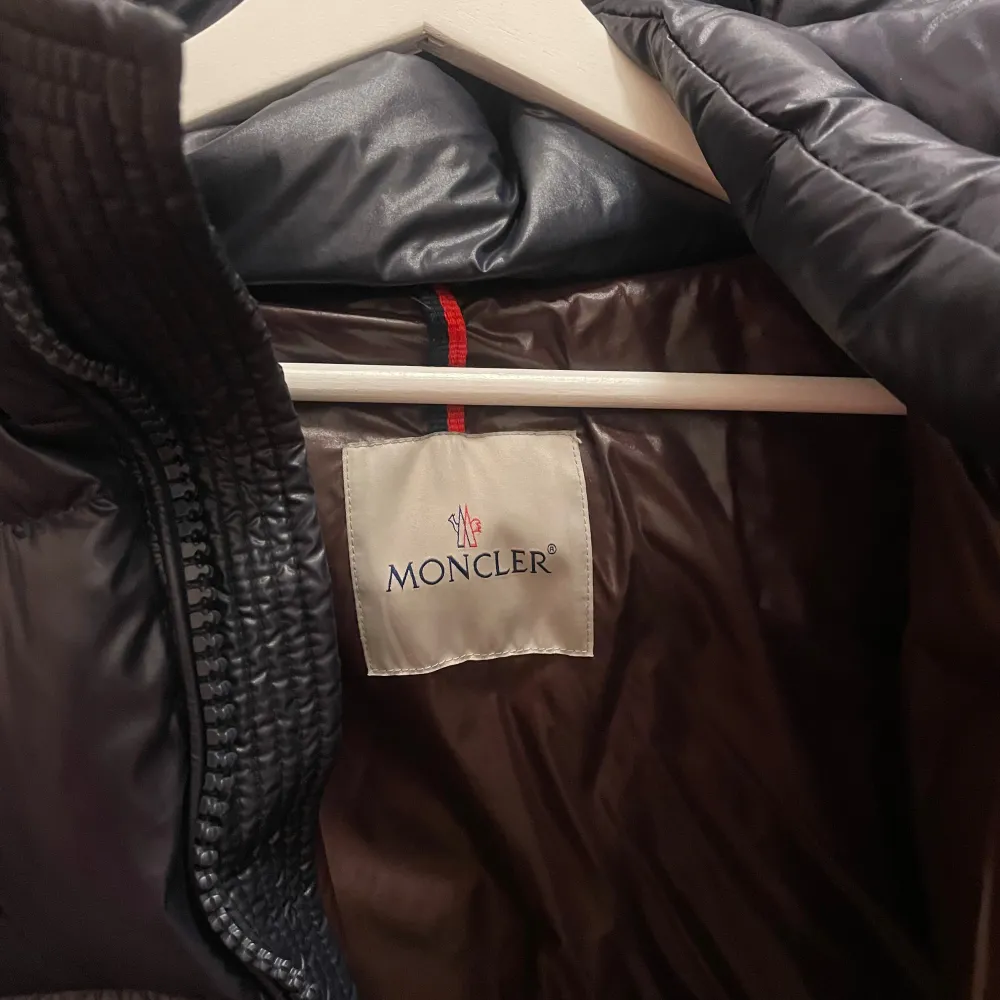 Säljer en snygg pufferjacka från Moncler i mycket bra skick. Den har ett litet fel som jag vet om (skriv pm). Annars är den fett skön och varm med fungerande NFC chip i Moncler loggan. Säljer eftersom det inte riktigt är min stil och vill ha en annan jacka. Storlek 5 så den borde passa M och L (är 184 och den passar bra). Pris kan diskuteras. OBS!! replika.. Takit.