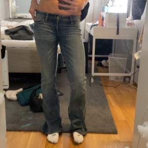 Säljer ett par snygga blå bootcut jeans i nyskick. Köpta på weekday i strl 27/32 och har måtten 39 i midjan och 82 i innerbenslängd ❤️