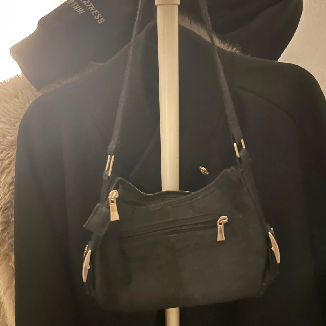 Svart axelväska med textmönster - 91