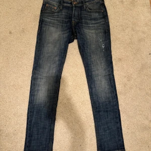 Mörkblå jeans från Jack & Jones - Säljer ett par mörkblå jeans från Jack & Jones i bra skick. Perfekta för både vardag och fest! Passar bra till en casual stil. 