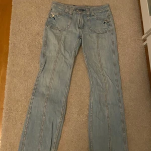 Lågmidjade jeans från G&H - Säljer ett par ljusblå jeans från G&H i bra skick. De är lågmidjade och bootcut. Fickorna saknar knappar. Passar mig i längden som är 160. Kan gå ner i pris. 💗💗