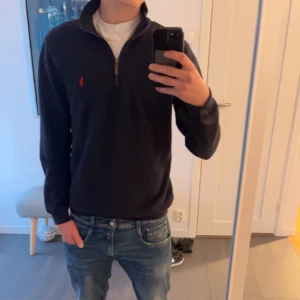 Ralph lauren half zip - Säljer nu denna riktigt feta raffe half zipen. Skick: 9/10. Nypris: ca 1500kr. Modell: 183cm 70kg. Skriv vid minsta fundering eller för fler bilder😁