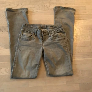 Ltb jeans valerie  - Gråa ltb jeans i modellen valerie🩶🩶 Storlek W27 L36 Hör av er vid frågor🩶