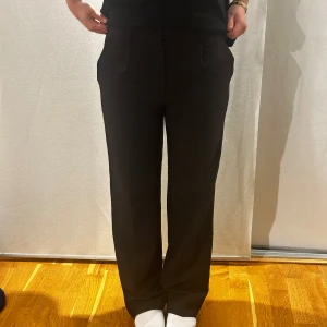 Lågmidjade kostymbyxor - Storlek 36. Innerbenslängd: 79, Midjemått: 37. Inga defekter, perfekta kostymbyxorna. 