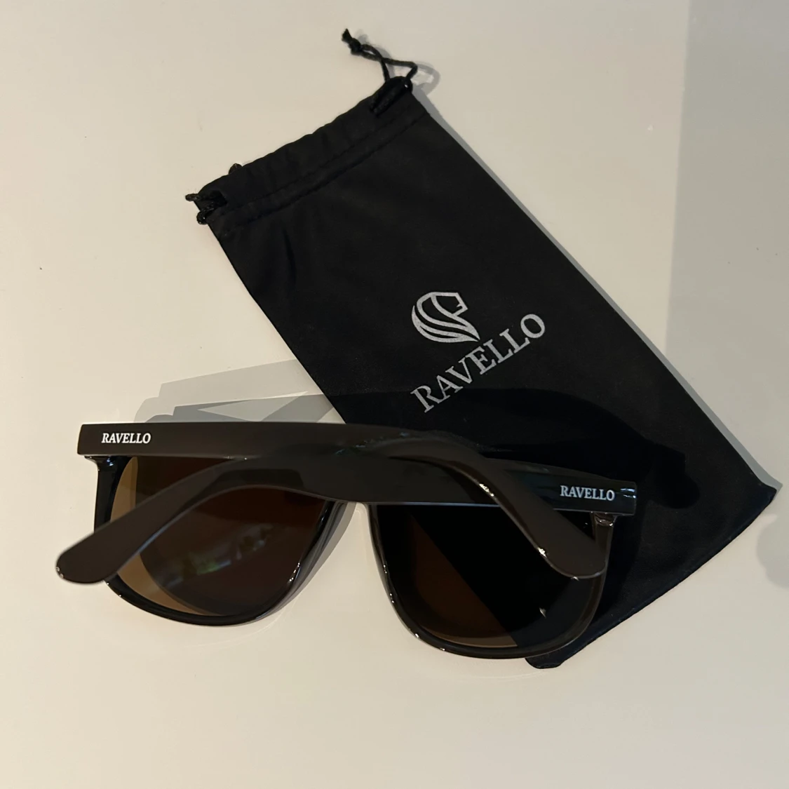 Säljer svart/brunna solglasögon från Ravello då dom inte används. Skick 10/10, har aldrig använts så dom är helt nya. Påse följer självklart med - 91