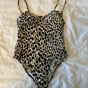 body cheetah print - body med cheetah print i storlek xs. skriv för mått eller andra frågor