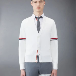 Thom Browne tröja - Stilren vit cardigan från lyxmärket Thom Browne. Köptes för inte så längesen men har endast använt en gång så den är som helt ny. Kan gå ner i pris vid snabb affär och kan skicka fler bilder 
