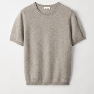 Beige kashmirtröja från Soft Goat - Säljer en supermjuk och lyxig beige kashmirtröja från Soft Goat. Den har korta ärmar och en klassisk rund halsringning. Perfekt för både vår och höst när du vill ha något stilrent och bekvämt. Passar till både jeans och kjol! Skriv för fler bilder!