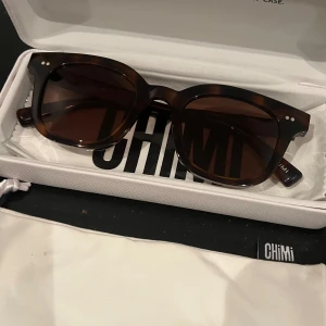 Tortoise 02  solglasögon från Chimi  - Säljer ett par snygga solglasögon från Chimi i tortoise-mönster. De har en klassisk fyrkantig form och är designade i Stockholm. Perfekta för både vardag och fest! Kommer med originalfodral.