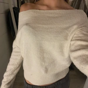 Vit offshoulder tröja - Säljer en superfin vit offshoulder tröja som är perfekt för både vardag och fest. Den är mjuk och bekväm med långa ärmar. Perfekt för höst och vår när du vill ha något stilrent men ändå mysigt. Passar bra till allt!