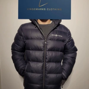 Sail racing dunjacka herr - Sail racing dunjacka storlek M som är pefekt nu inför kommande snön jackan är i riktigt bra skick finns lite skavanker men inget man tänker på kom pm för mer bilder nypris är runt 4200 så tänker mig 1999 är ett schysst pris för denna jacka men vid snabb affär kan jag gå ner i pris