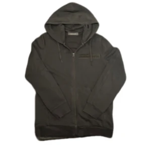 Svart hoodie från Peak Performance - Säljer en stilren svart hoodie från Peak Performance. Den har en dragkedja framtill och justerbar huva med snören. Perfekt för kyliga dagar och avslappnade stunder. Pris är inte hugget i sten, hör av dig vid frågor!