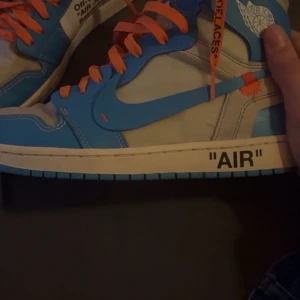 JORDAN 1 RETRO "UNIVERSITY BLUE" HIGH - Säljer dessa ovanliga Jordan offwhite, helt okej skick skorna behöver bara lite kärlek. Skorna kommer tyvärr utan boxen, bvsa 