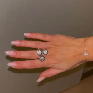 Rebecca Design Ring - Äkta Rebecca design ring köpt på NK, fin Italiensk ring med tre stora diamantstenar!!🤍🤍💍