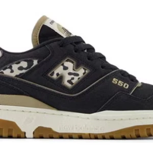 New Balance 550 med leopardmönster - Snygga New Balance 550 sneakers i svart med leopardmönster. Skorna har en beige och vit sula med bruna detaljer. Perfekta för en trendig look. Har i alla storlekar 