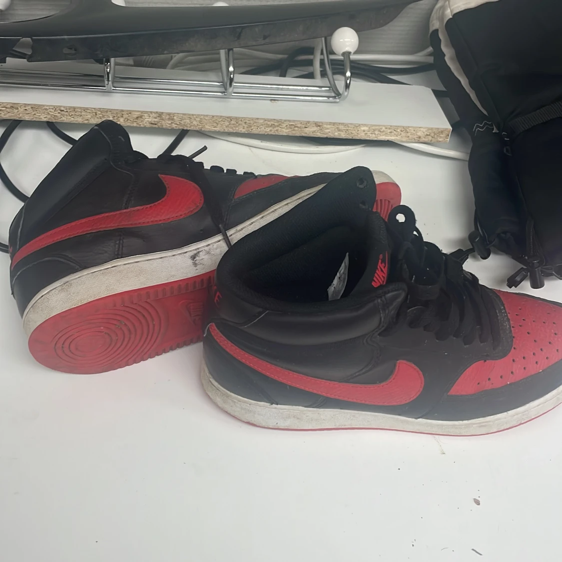 Nike Air Jordans i svart och rött - 93