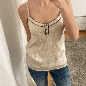 Beige linnetopp från H&M - Super söt siden topp!