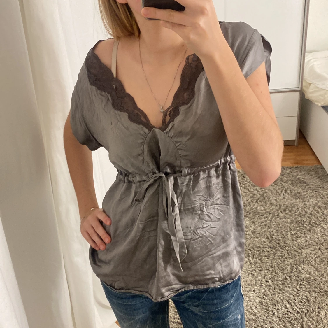 Grå blus med spetsdetaljer - 91