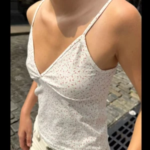 Linne från Brandy Melville - Söt sommartopp från brandy. Används inte längre. I strl XS/S💕Hör av er vid frågor!