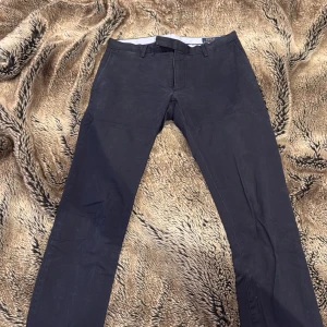 Mörkblåa chinos från Polo Ralph Lauren - Knappt använda mörkblåa Ralph lauren chinos. Säljes pågrund av att de är för små. Storleken är W31 och L32. Ny pris runt 1200