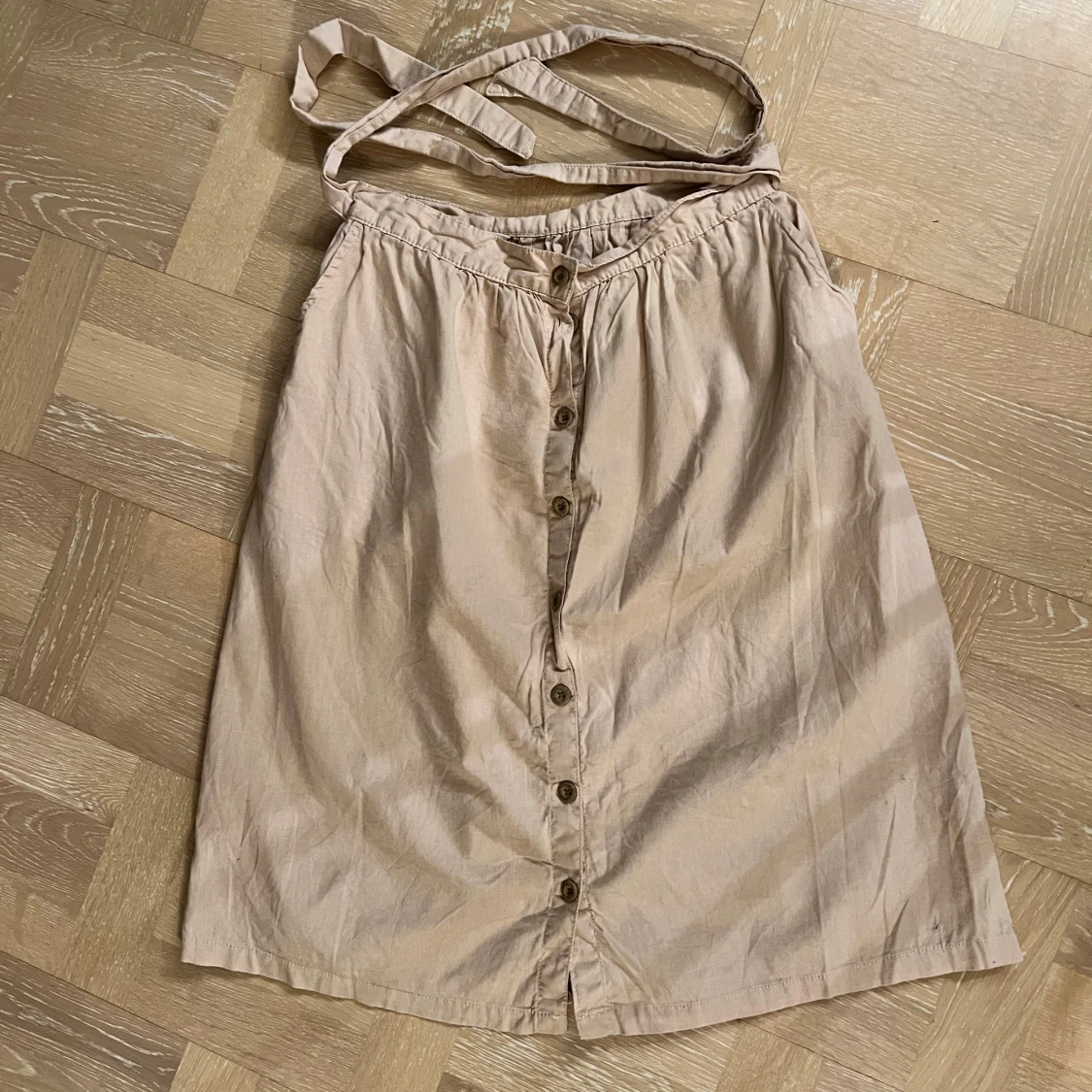 Beige kjol med knappar 100% lin 