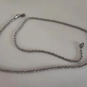 Silverfärgat halsband - Snyggt och stilrent halsband i silverfärg med en tvinnad design. Perfekt för att ge en elegant touch till din outfit.