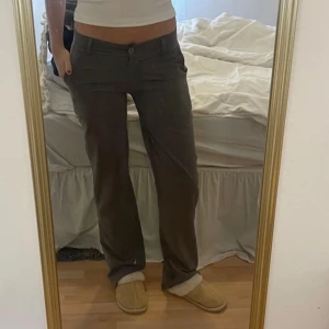 Gråa kostymbyxor från design by si - Supersnygga gråa kostymbyxor från design by si! Är i storlek M, men skulle säga att de är lite små i storleken då de passar mig som vanligtvis bär S. De är i bra skick utan några defekter🫶 perfekta för en klassisk och stilren look!